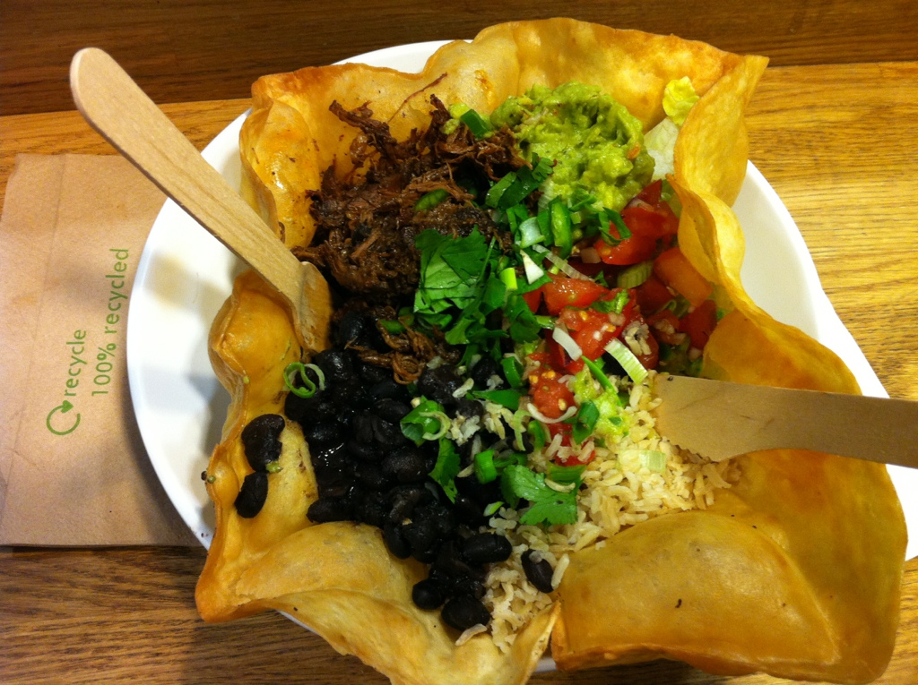 Minha tostada com tudo o que tinha direito: arroz integral, feijão, carne, guacamole, chili e salada