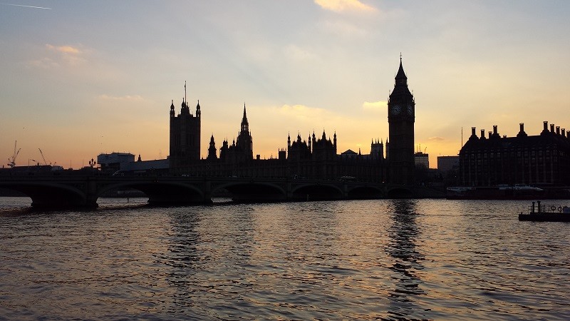 Parlamento e Big Ben em Londres no por do sol